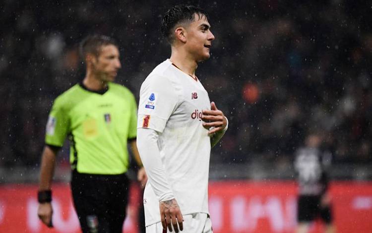 AS Roma's Argentinian forward Paulo Dybala reacts during the Italian Serie A football match between AC Milan and AS Roma, at the San Siro stadium in Milan, on January 8, 2023. (Photo by Filippo MONTEFORTE / AFP) (AFP/FILIPPO MONTEFORTE)