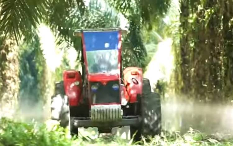 Salah satu kendaraan yang digunakan di areal perkebunan kelapa sawit. (FOTO: Dokumentasi Klinik Bisnis)