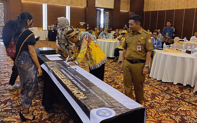 Kepala Balai Bahasa Provinsi Kalimantan Tengah, Muhammad Muismenandatangani perjanjian bersama upaya Implementasi Model Pelindungan Bahasa Daerah pada Selasa, 30 Januari 2024 di Swissbell Hotel Danum. (FOTO: TESTI PRISCILLA)
