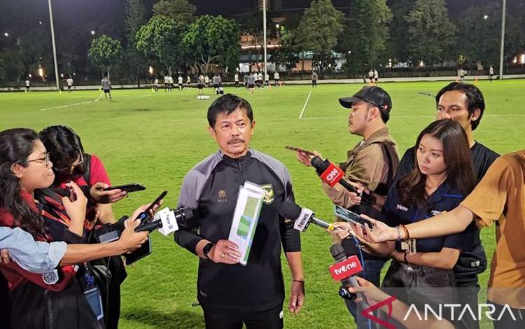 Pelatih tim nasional Indonesia U-20 Indra Sjafri menjawab pertanyaan para pewarta sebelum memimpin latihan tim di Lapangan Latihan A, Komplek Gelora Bung Karno, Jakarta, Senin (29/1/2024). (ANTARA/RAUF ADIPATI)
