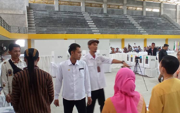 Salah satu adegan perdebatan antara warga dengan petugas PPS dalam kegiatan simulasi pemilu 2024 yang digelar di GIR Pangeran Ratu Alamsyah, Kelurahan Madurejo, Kecamatan Arut Selatan, Kabupaten Kobar, Rabu, 31 Januari 2024.
