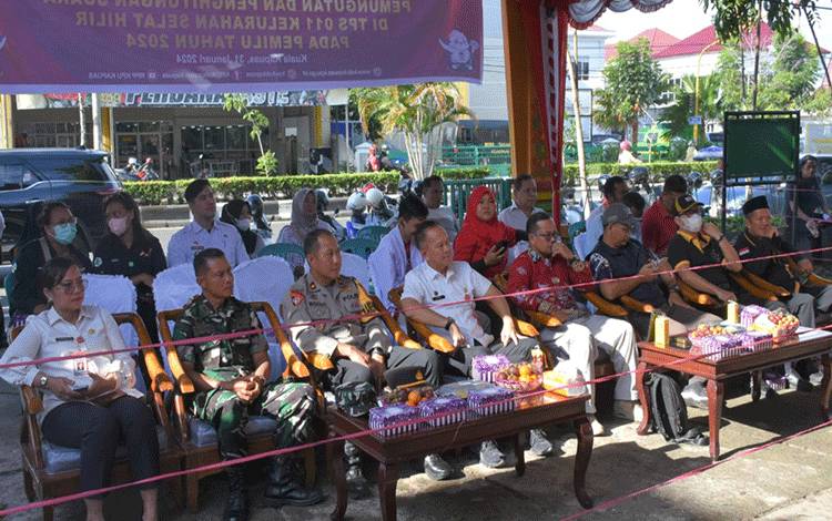 Sekda Kapuas, Septedy saat hadiri simulasi pemungutan dan penghitungan suara pemilu 2024 yang digelar KPU Kabupaten Kapuas, Rabu, 31 Januari 2024. (FOTO: IST)