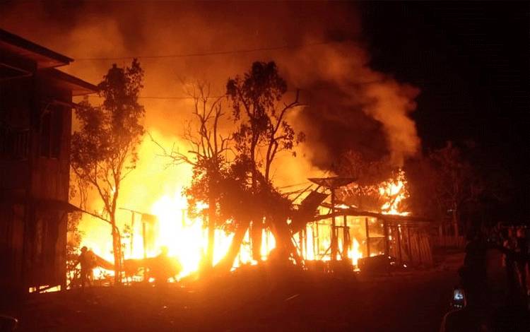 Kobaran api dalam musibah kebakaran di Kelurahan Rantau Pulut menghanguskan dua rumah warga setempat (Foto : ISTIMEWA)