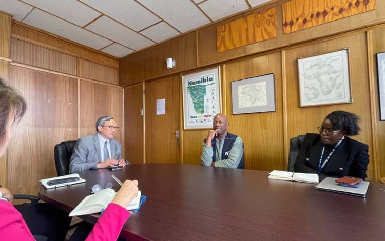 Duta Besar RI untuk Namibia, Wisnu Edi Pratignyo, dalam pertemuan dengan Direktur Urusan Bilateral Kementerian Luar Negeri Namibia Sabine-Moller dan Direktur Program Pangan Dunia Perserikatan Bangsa-Bangsa (WFP) untuk Namibia, George Fedha, pada Senin (29/1/2024). (ANTARA/HO-KBRI Windhoek)