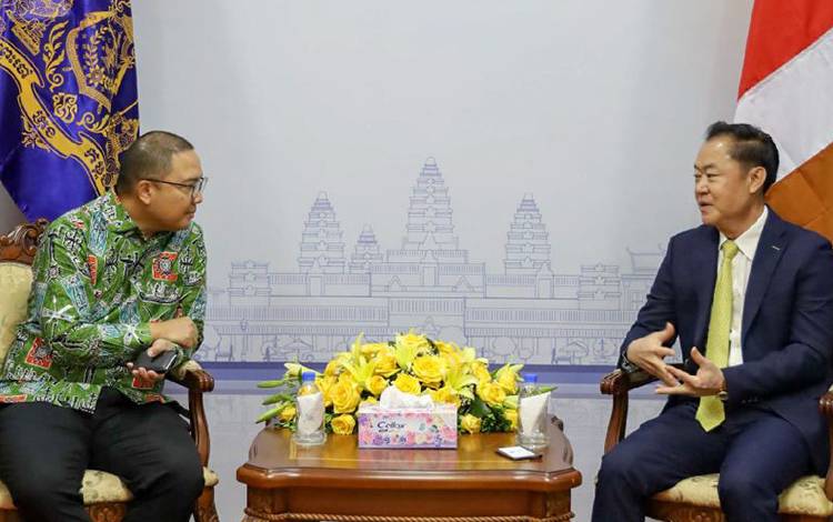 Duta Besar RI untuk Kamboja Santo Darmosumarto (kiri) bertemu dengan Wakil Presiden Kamar Dagang Kamboja, Lim Heng, di Phnom Penh, Kamboja, Senin (29/1/2024). (ANTARA/HO-KBRI Phnom Penh)