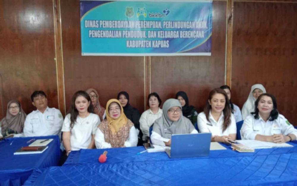 Jajaran Dinas P3APPKB Kapuas saat ikuti kegiatan perjanjian kerjasama dengan BKKBN Kalteng dan PD Dalduk-KB se kabupaten/kota secara daring. (FOTO: IST)