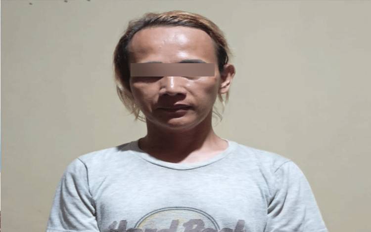 Pelaku pengedar narkoba saat diamankan di Kantor Polsek Ketapang, Kabupaten Kotim. (FOTO: IST)