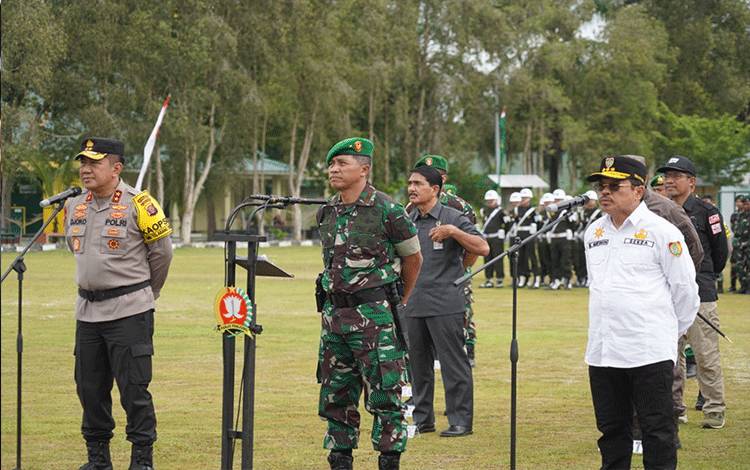 Sekda Nuryakin saat menghadiri Apel Gelar Kekuatan Pengamanan Pemilu Internal TNI Tahun 2024. (FOTO: ARIF/ALDO)