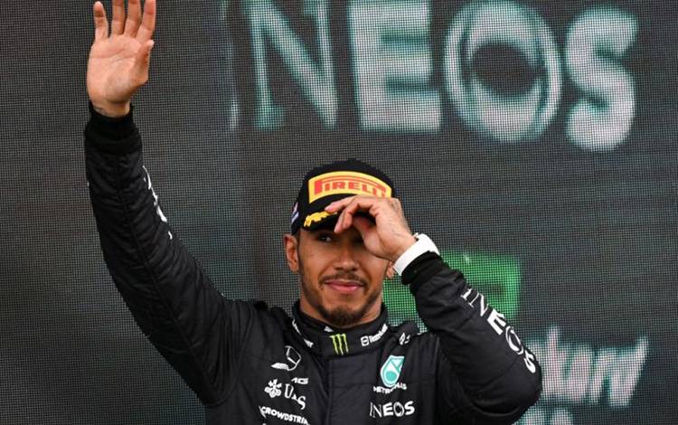 Pembalap Inggris Lewis Hamilton saat berada di podium peringkat tiga GP Inggris di sirkuit Silverstone, 9 Juli 2023. (AFP/ANDREJ ISAKOVIC)