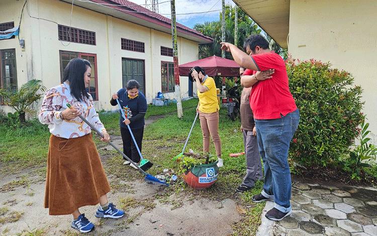 Lurah Langkai Sriwanti saat memimpin kerja bakti dalam rangka PSN di Halaman Kelurahan Langkai. (Foto : PATHUR)