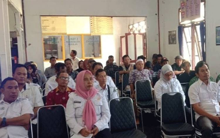 Para kades dan BPD saat ikuti Rakor di Aula kantor Kecamatan Kapuas Kuala. (FOTO: IST)