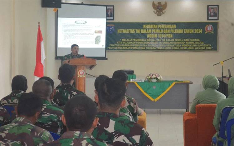 Komandan Kodim 1014 Pangkalan Bun Letkol Arm Yoga Permana saat memberikan arahan dalam pembinaan netralitas TNI dalam Pemilu 2024. (Foto : Kodim Pangkalan Bun)
