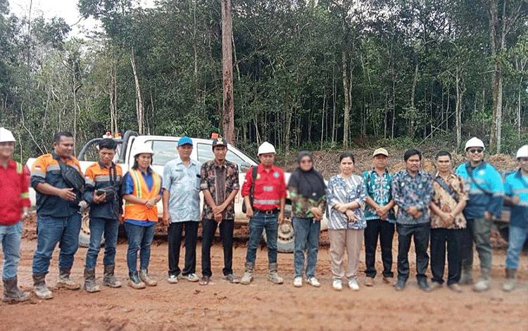 Camat Dusun Timur Nina Marissa bersama Kepala Desa Matabu, Jaar, Dorong, Mangkarap dan Kepala Desa Gumpa serta perwakilan perusahaan berfoto bersama saat melakukan peninjauan lapangan penanganan limbah tambang, Kamis, 1 Februari 2024. (FOTO: IST)