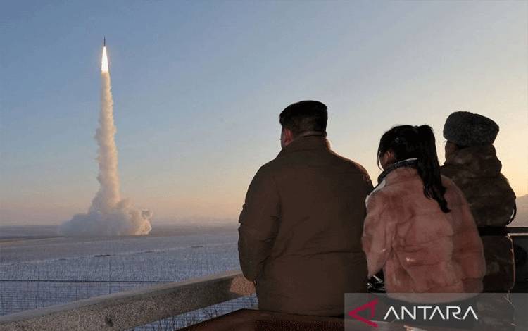 Arsip - Pemimpin Korea Utara Kim Jong Un (kiri) menyaksikan peluncuran rudal balistik antarbenua Hwasong-18 di lokasi yang tidak disebutkan di Korea Utara pada 18 Desember 2023 dalam gambar yang dirilis Kantor Berita Korea Utara KCNA. ANTARA FOTO/KCNA via Reuters/tom.