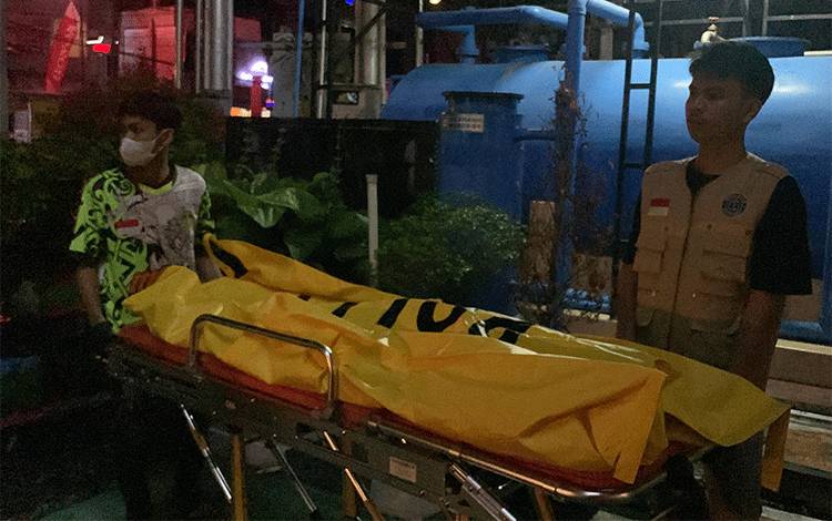 Jenazah korban saat dievakuasi ke Rumah Sakit Bhayangkara (Foto : PATHUR)