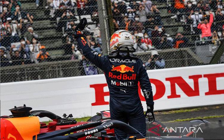 Foto arsip - Pembalap tim Red Bull Max Verstappen melakukan selebrasi setelah merebut pole position Grand Prix Jepang, Sirkuit Suzuka, Sabtu (8/10/2022). ANTARA/AFP/Toshifumi Kitamura/aa. (AFP/TOSHIFUMI KITAMURA)