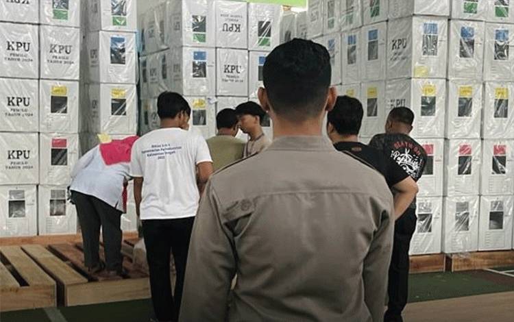 Pengecekan logistik pemilu di gudang KPU Kota Palangka Raya. (FOTO: POLRESTA PALANGKA RAYA)