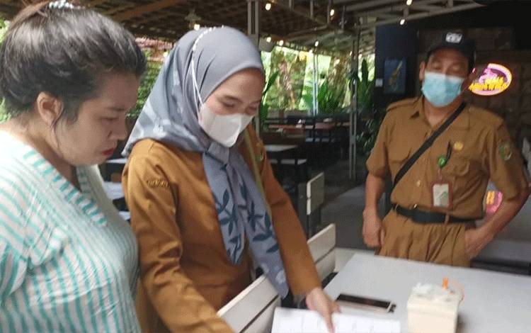 Pemeriksaan kepatuhan wajib pajak restoran di Palangka Raya. (FOTO: HUMAS)