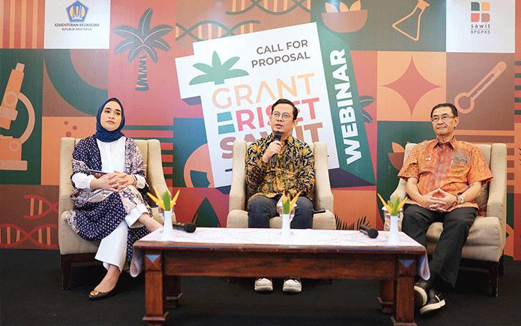 Ketua Umum Asosiasi Inventor Indonesia, Prof (Ris) Didiek Hadjar Goenadi (kanan) sebagai narasumber dalam Kegiatan Webinar Call for Proposal Grant Riset Sawit 2024 BPDPKS.(FOTO: Rilis BPDPKS)
