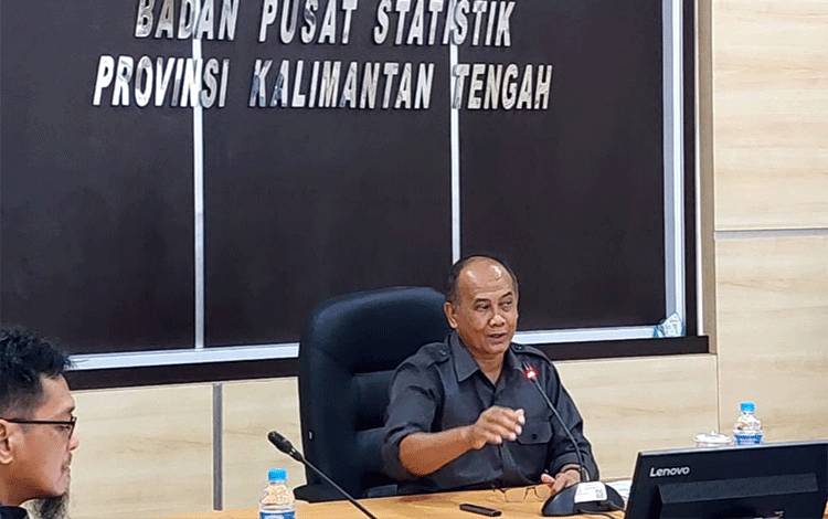 Kepala Badan Pusat Statistik atau BPS Provinsi Kalimantan Tengah, Eko Marsoro menyampaikan Pertumbuhan Ekonomi Kalimantan Tengah Triwulan IV-2023 pada Senin, 5 Februari 2024.(FOTO: BPS Kalteng untuk Borneonews)