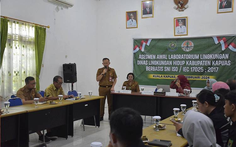 Sekda Kapuas,Septedy saat membuka Assesmen Awal Laboratorium Lingkungan Dinas Lingkungan Hidup (DLH) Kabupaten Kapuas berbasis Standar Nasional Indonesia (SNI) / IEC 17025 ; 2017 oleh Tim Asesor Komite Akreditasi Nasional (KAN), bertempat di Aula DLH. (FOTO: IST)