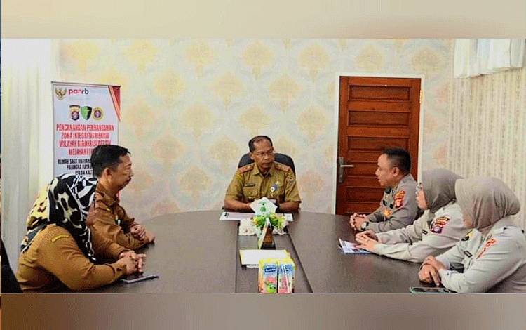 Kepala Dinkes Kalteng, Suyuti Syamsul didampingi jajarannya saat melangsungkan pertemuan dengan pihak dari RS Bhayangkara tingkat III Palangka Raya pada Senin kemarin, 5 Februari 2024. (FOTO: DINKES KALTENG)