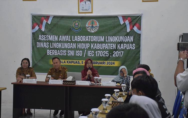Sekda Kapuas, Septedy saat buka Assesmen Awal Laboratorium Lingkungan DLH Kabupaten Kapuas berbasis SNI / IEC 17025 ; 2017 oleh Tim Asesor KAN, bertempat di Aula DLH. (FOTO: IST)