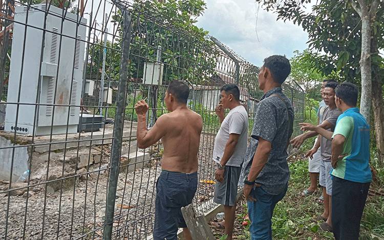 Warga yang menunjukkan lokasi pencurian aki tower yang berada di Jalan Suka Bumi, Sampit, Kecamatan Baamang, Kabupaten Kotim, Selasa, 06 Februari 2024. (FOTO: BUDDI)