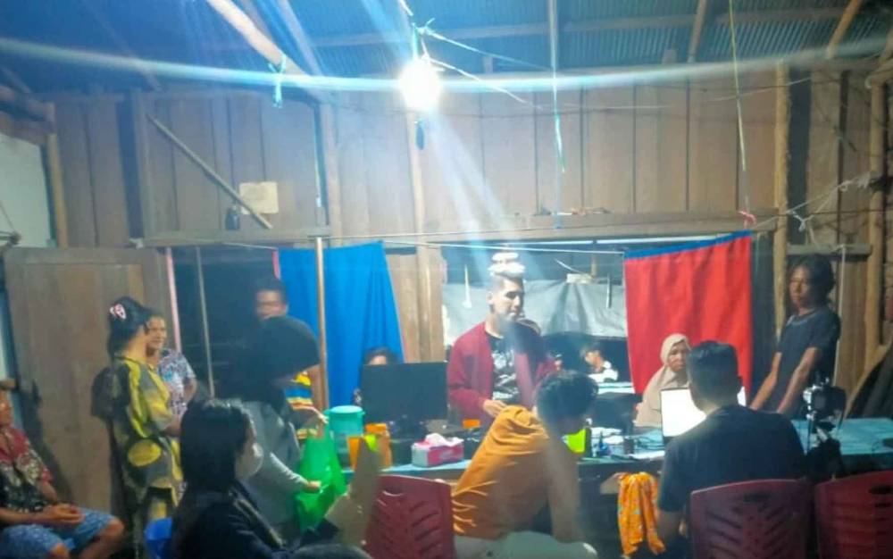 Kegiatan pelayanan jemput bola Dinas Dukcapil Kapuas di Desa Sei Gita, Kecamatan Mantangai diapresiasi anggota DPRD Kapuas. (FOTO: IST)