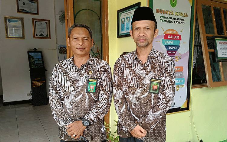 Pelaksana Harian (Plh) Panitera Pengadilan Agama Tamiang Layang Husaini (kiri). (FOTO: BOLE MALO)