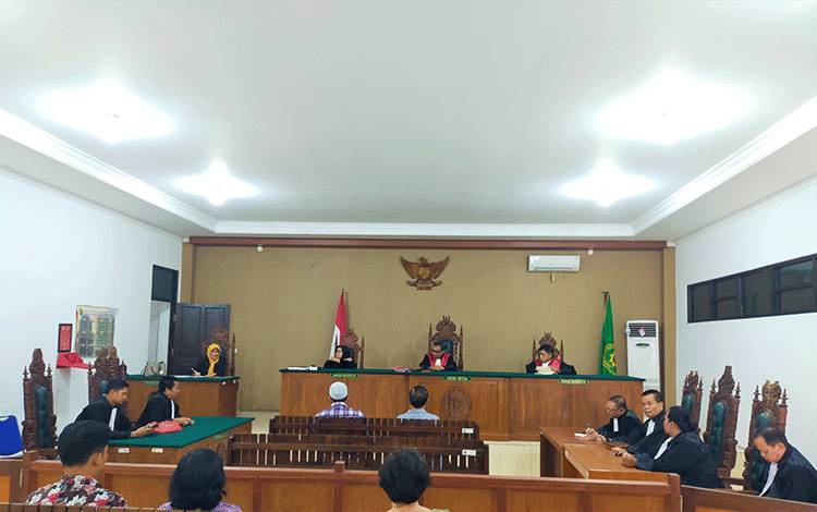 Kedua terdakwa saat menjalani sidang di Pengadilan Tipikor Palangka Raya (Foto: Apriando)