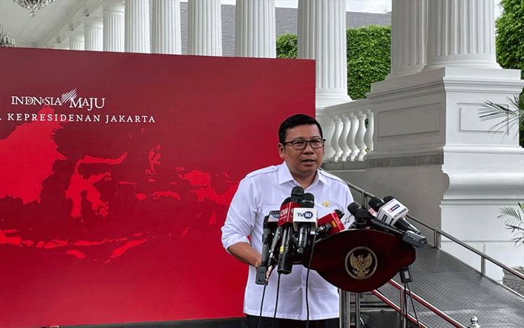Kepala Badan Pangan Nasional (Bapanas) Arief Prasetyo saat menyampaikan pemaparan terkait persediaan beras nasional untuk kebutuhan Januari-Februari 2024 di Istana Merdeka Jakarta, Kamis (18/1/2024). (ANTARA/Yashinta Difa)