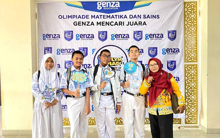 Salah satu siswa SMP Negeri 1 Arsel, Naufal (tengah pakai jaket putih) berhasil mendapatkan Juara Harapan 2 Bidang MTK di Olimpiade Sains Matematika dan IPA Tingkat Provinsi Kalsel-Teng 2024. (FOTO: ISTIMEWA)