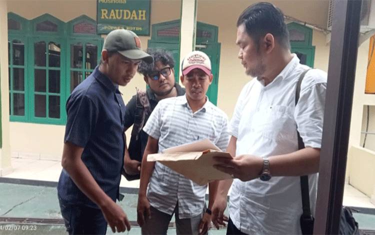 Agus Salim bersama kuasa hukumnya membawa berkas pelaporan ke Mapolres Kotim. (FOTO: IST)