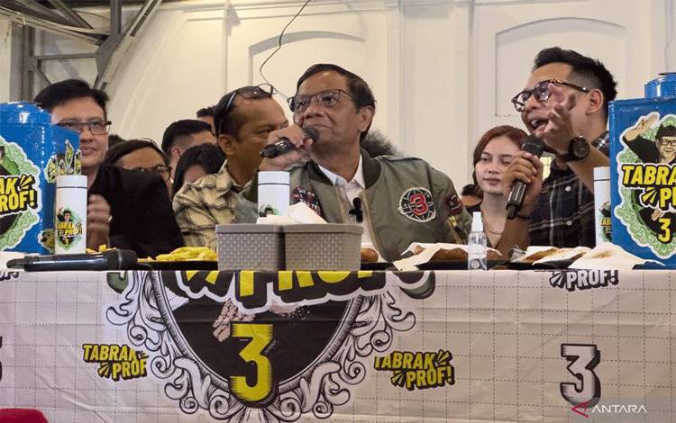 Cawapres nomor urut 3 Mahfud Md (tengah) dalam acara Tabrak, ProfA di Pos Bloc, Jakarta, Rabu (7/2/2024). ANTARA/Rio Feisal