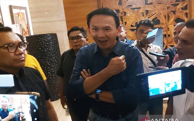 Basuki Tjahaja Purnama saat memberikan keterangam di Kota Kupang, NTT, Rabu (7/2/2024). ANTARA/Kornelis Kaha