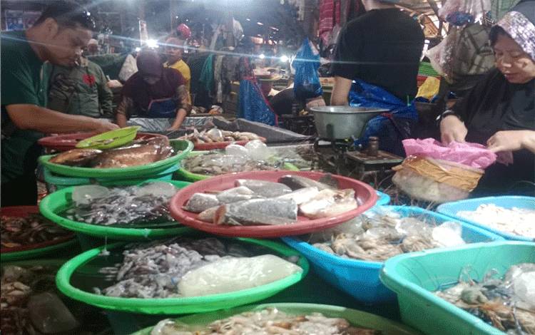 Pedagang ikan di Pasar Besar (Foto : PATHUR)