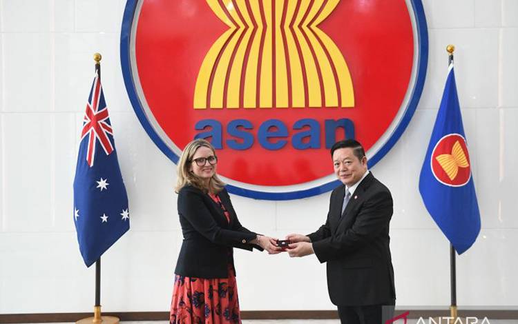 Sekretaris Jenderal ASEAN Kao Kim Hourn (kanan) saat menerima Letter of Credence (LoC) dari Duta Besar Australia untuk ASEAN Tiffany McDonald (kiri) di Kantor Sekretariat ASEAN di Jakarta, Rabu (7/2/2024). ANTARA/HO-ASEAN.