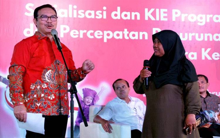 Kepala BKKBN Hasto Wardoyo (kiri) berbincang dengan seorang ibu pada kegiatan sosialisasi program bangga kencana dan percepatan penurunan stunting bersama mitra BKKBN di DI Yogyakarta pada Rabu (7/2/2024) bersama para tim pendamping keluarga (TPK). (ANTARA/HO-BKKBN)