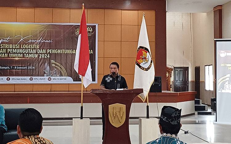 Sekretaris Daerah Fajrurrahman menghadiri rapat koordinasi distribusi logistik serta kesiapan pelaksanaan pemungutan dan penghitungan suara di Werra Resort, Kamis, 8 Februari 2024. (FOTO: DEWIP)