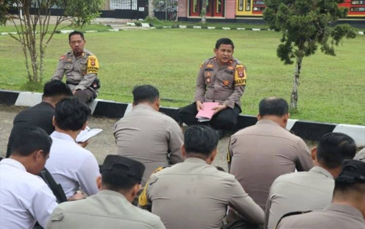 Wakapolres Barito Timur, Kompol Andika Rama memberikan arahan kepada anggota yang terlibat dalam Pengamanan TPS Pemilu 2024 di Tamiang Layang. ANTARA/HO-Humas Polres Bartim