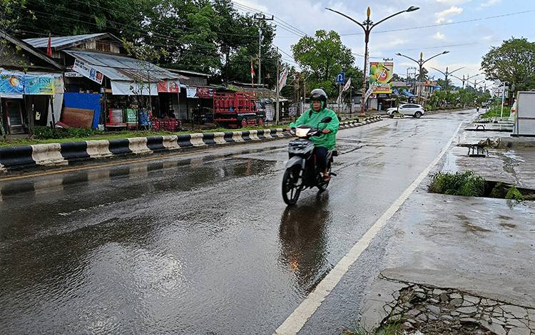 Jalan di pusat kota Tamiang Layang Kabupaten Barito yang masih basah usai diguyur hujan lokal. (FOTO: BOLE MALO)