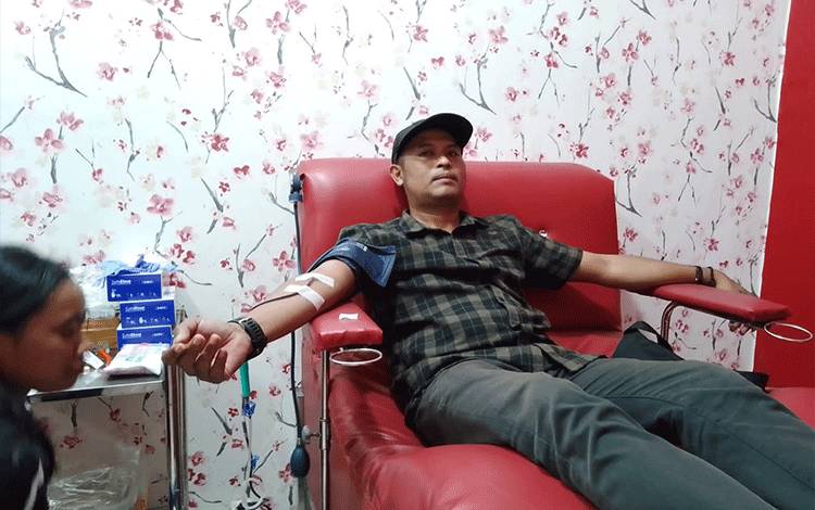 Ketua PWI Kobar, Syamsudin Danuri saat donor darah, Jumat, 9 Februari 2024 (FOTO: NURITA)