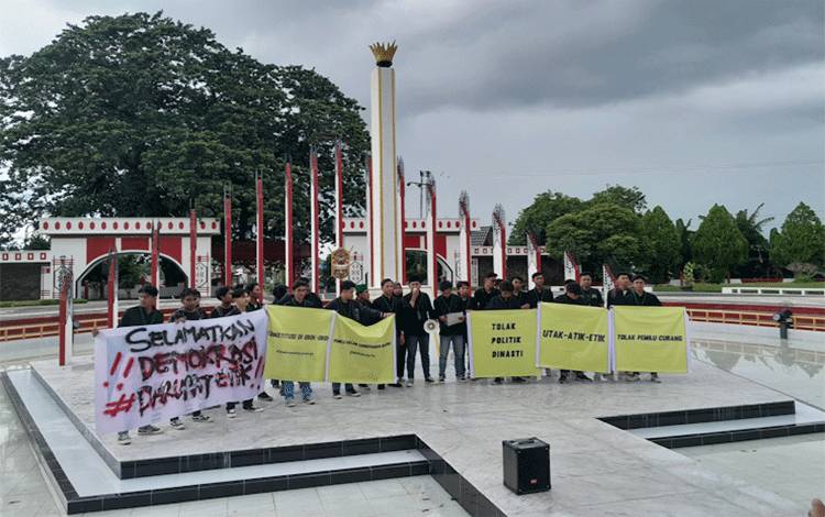 HMI Cabang Palangka Raya melaksanakan aksi demo dan pernyataan sikap, yang dilaksanakan di Tugu Soekarno Palangka Raya, Jumat, 9 Februari 2024 (Foto: MARINI)