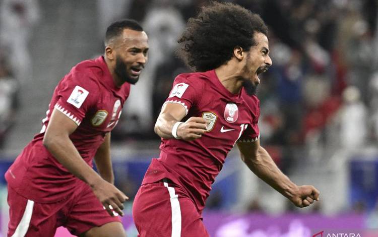Pemain depan Qatar Akram Afif melakukan selebrasi atas golnya dalam semifinal Piala Asia 2023 melawan Iran di Stadion al-Thumama Doha 7 2024. (ANTARA/AFP/HECTOR RETAMAL)
