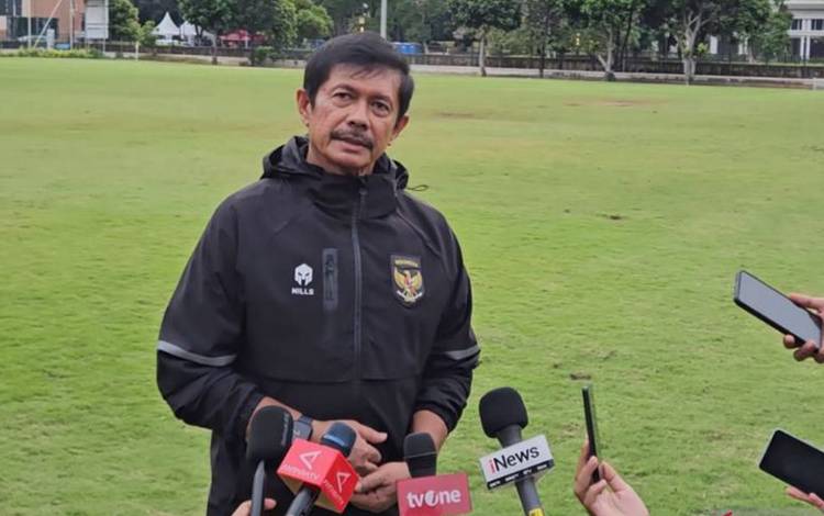 Pelatih Timnas U-20 Indonesia Indra Sjafri memberikan keterangan kepada wartawan usai mengawal pertandingan internal Timnas U-20 Indonesia di Lapangan A Senayan, Jakarta, Jumat (9/2/2024). (ANTARA/Rauf Adipati)