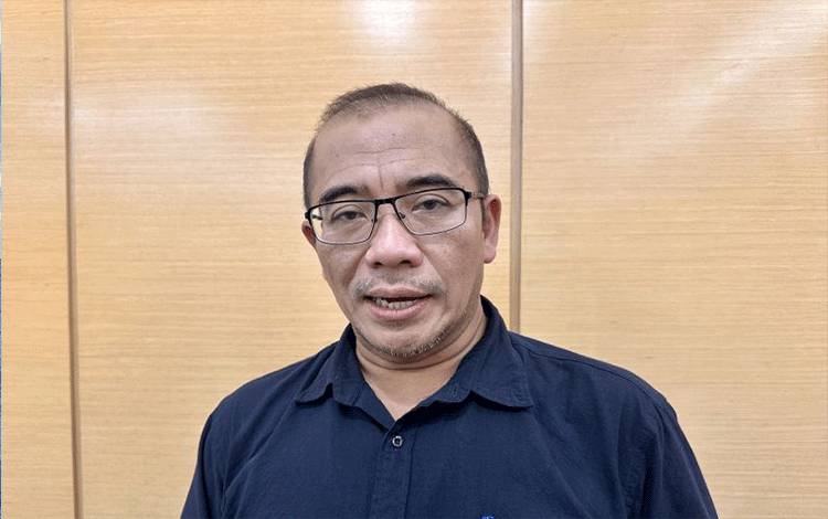 Ketua Komisi Pemilihan Umum (KPU) Hasyim Asari menjawab pertanyaan wartawan usai meninjau pelaksanaan pemungutan suara Pemilu 2024 di World Trade Center di Kuala Lumpur, Minggu (11/2/2024). (ANTARA/Virna P Setyorini)