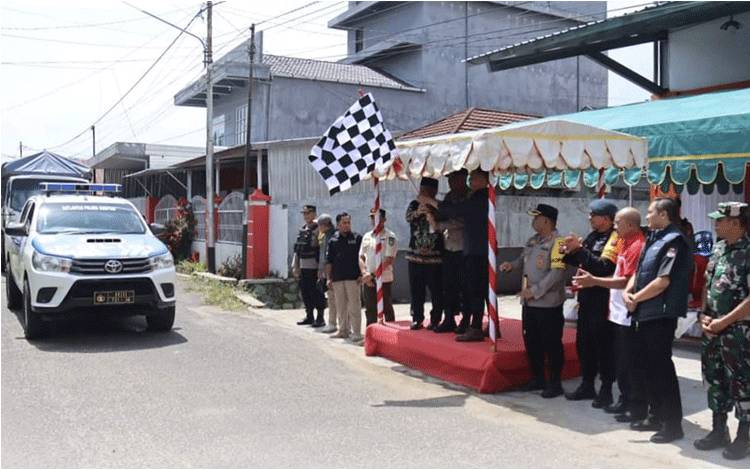 Ketua KPU Kalteng, Wakapolda Kalteng dan unsur terkait saat melepas pendistribusian logistik Pemilu di Seruyan ( Foto : IST)
