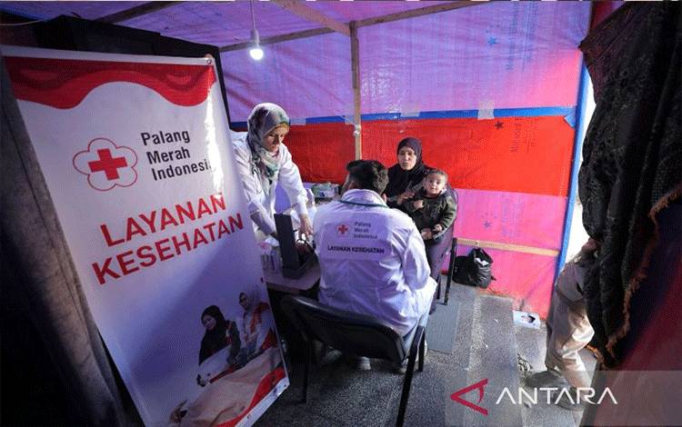 Relawan PMI sedang memberikan layanan kesehatan kepada pengungsi Gaza yang berada di perbatasan Rafah Palestina, Minggu (11/2/2024). ANTARA/HO-PMI.