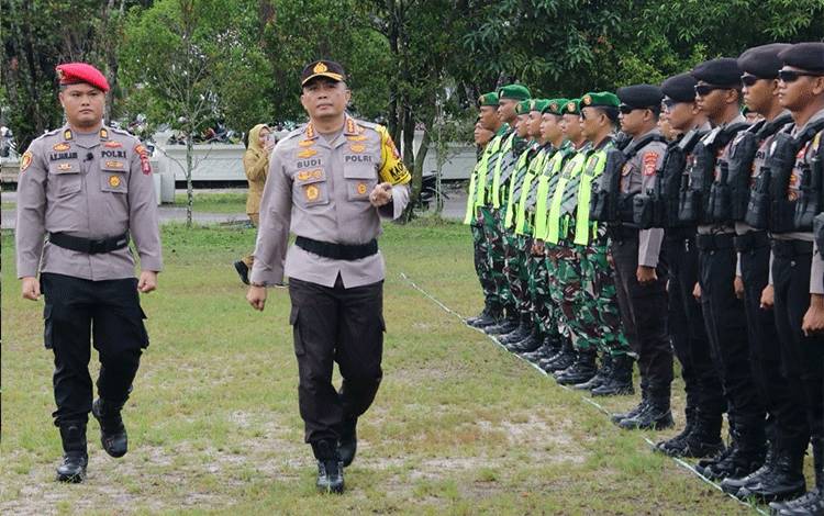 Kapolresta Palangka Raya Kombes Pol Budi Santosa saat melakukan pengecekan pasukan pada giat apel pergeseran pasukan ke TPS di Palangka Raya. (Foto : IST)